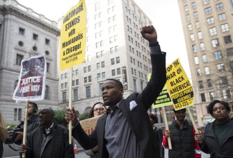 Manifestantes protestan ante la sede de los juzgados de la ciudad de Baltimore tras anunciarse la anulación del juicio al policía 