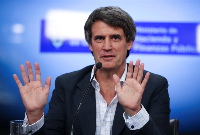El ministro de Hacienda y Finanzas Públicas de Argentina, Alfonso Prat-Gay,  durante la rueda de prensa en la que anunció el fin del cepo