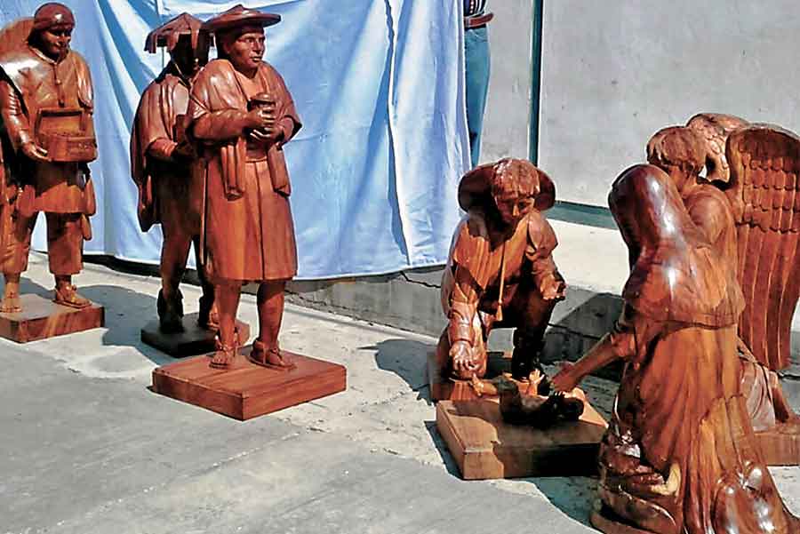 Piezas talladas en madera que representan a las etnias de la entidad.