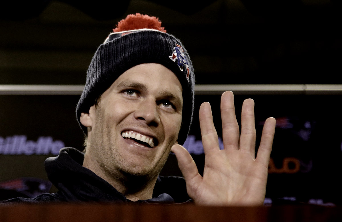 Tom Brady sonrió y se despidió de la prensa tras un cuestionamiento sobre Donald Trump 