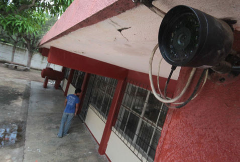 Cámaras de seguridad en escuela.