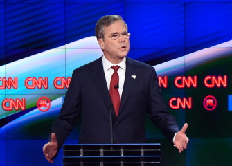 Jeb Bush, durante un momento del debate del martes con otros ocho aspirantes republicanos a la Casa Blanca