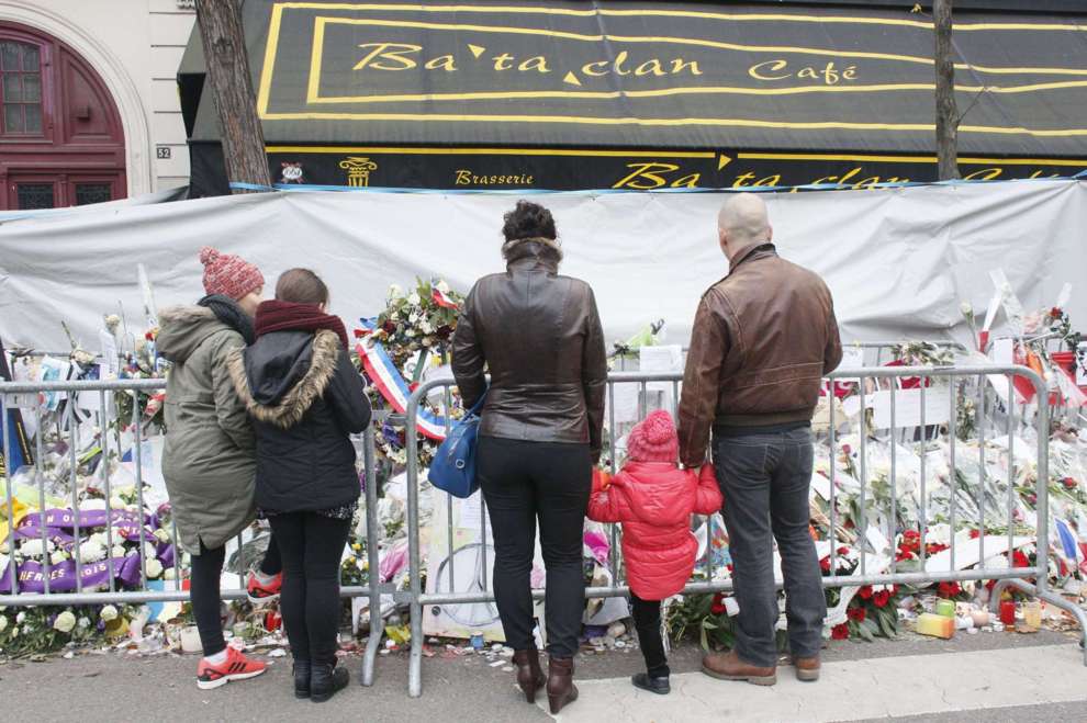 Varias personas, ante las ofrendas depositadas en la Sala Bataclan, escenario de la principal masacre de los ataques en París