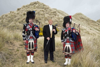 Trump (c) posa con gaiteros escoceses en un campo de golf en Menie Estate, cerca de Aberdeen, Escocia, el 27 de mayo de 2010 