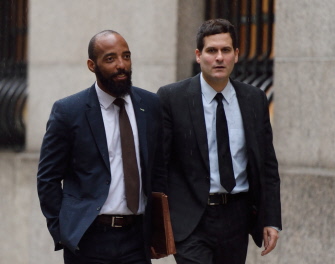 Vincent Southerland (i) y Jonathan Marvinny, abogados de Francisco Flores de Freitas, abandonan la corte de Manhattan 