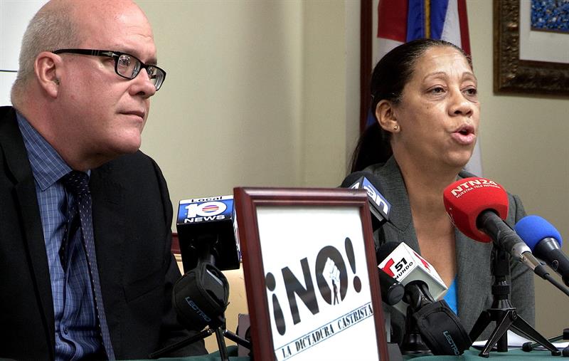 Bertha Antunez (d), activista de derechos humanos cubana, denunció la represión en Cuba en un foro en Miami