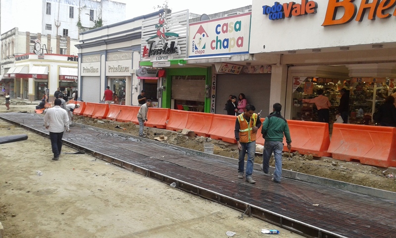 Colocan adoquines de forma provisional en la calle Aduana.