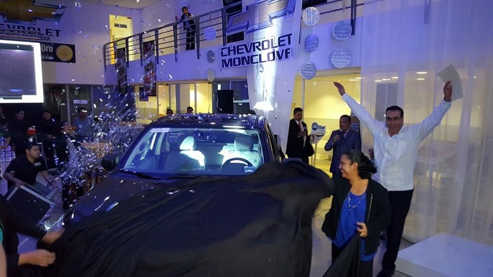 El distribuidor cumplió su promesa y entregó la camioneta último modelo.
