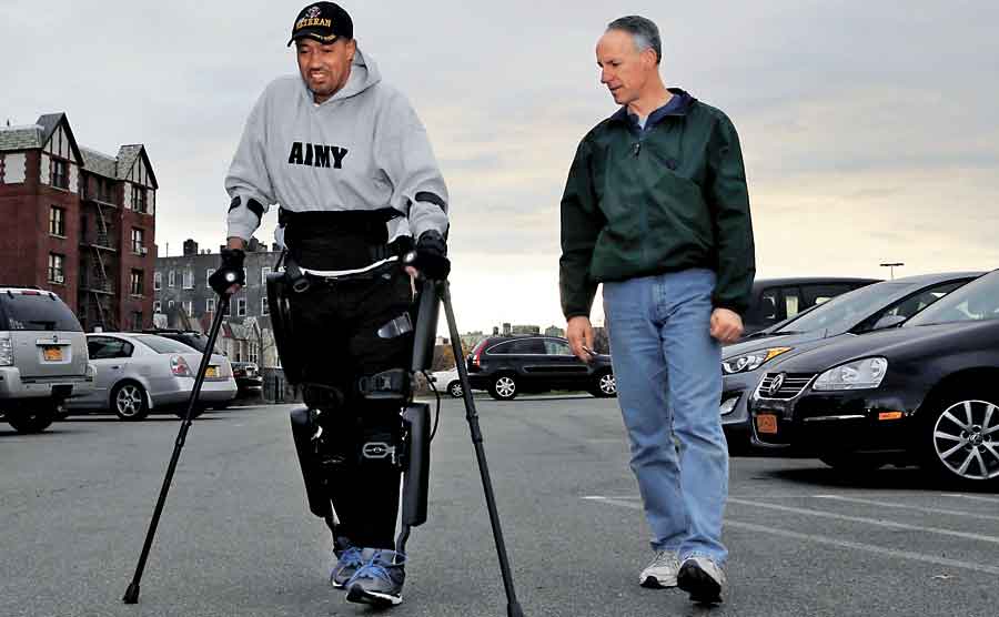El ex cabo Gene Laureano sonríe mientras usa el prototipo.