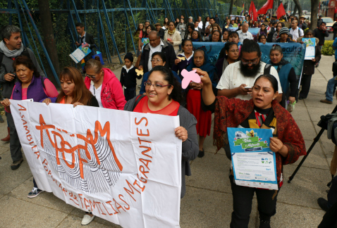 Frente a la embajada de Estados Unidos, decenas de personas protestaron contra la política migratoria de ese país.