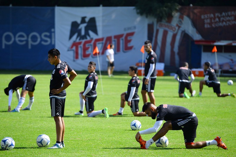 Plantilla de Chivas en un entrenamiento 