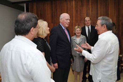 El senador demócrata Pat Leahy (c), durante su encuentro con Raúl Castro en su visita a la isla en 2012.