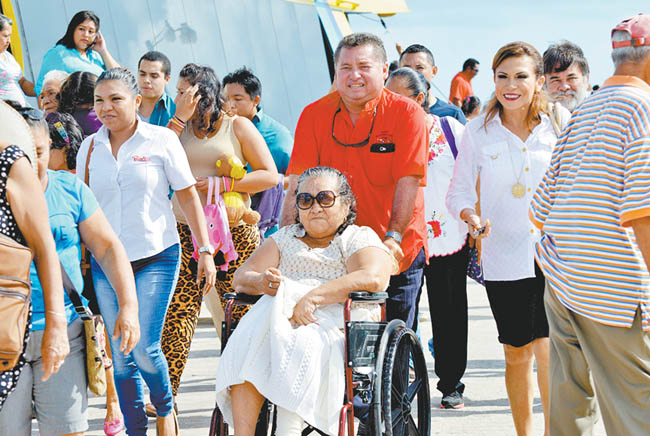 Una de las afectadas se traslada en compañía de sus familiares. 