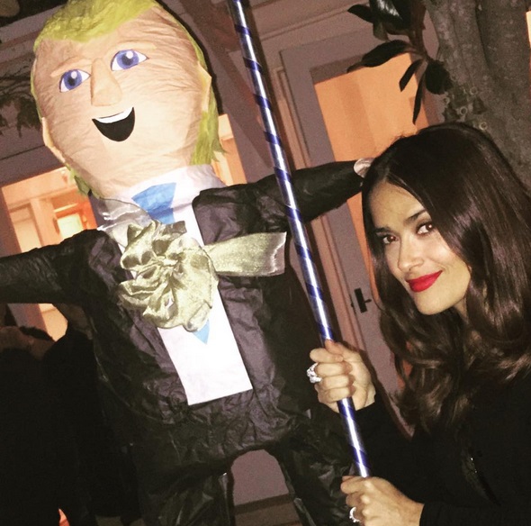 La actriz posó junto a la piñata del magnate empresarial. 