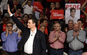El líder del partido socialista (PSOE) y candidato a la presidencia del gobierno, Pedro Sánchez, saluda en su último mitin de campaña, en Madrid