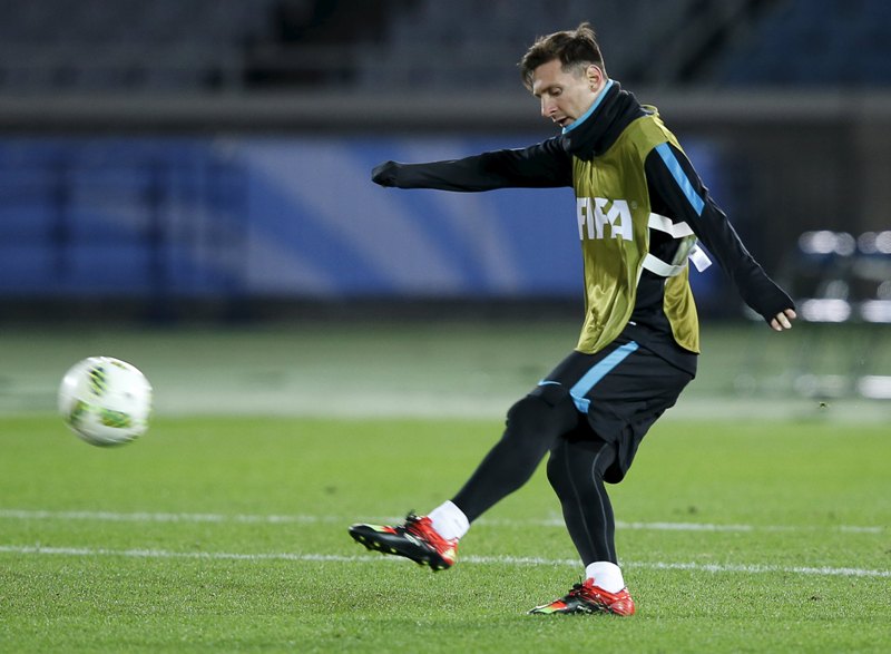 Messi patea el balón durante un entrenamiento 