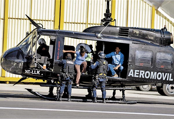 Una mujer que resultó lesionada en Yextla fue trasladada en helicóptero a un hospital de Chilpancingo.