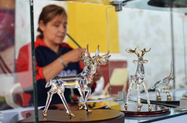Además de nacimientos las figuras de renos en vidrio estirado atraen en esta época a compradores.