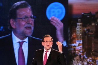 El presidente del gobierno español, Mariano Rajoy, habla la noche del viernes en el último mitin de su formación, el PP, en Madrid