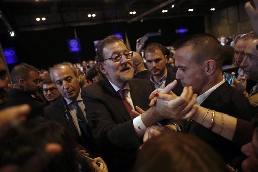 El presidente del gobierno español, Mariano Rajoy, a su llegada al último mitin electoral del Partido Popular, este viernes en Madrid