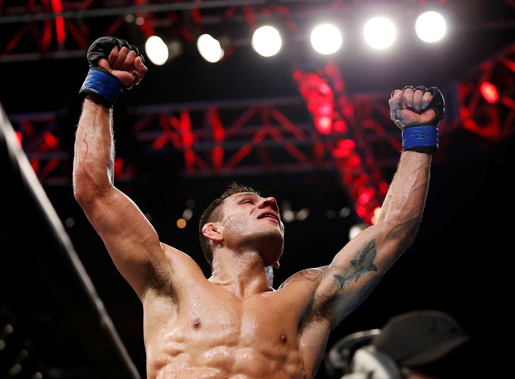 Rafael dos Anjos celebra tras vencer a Donald Cerrone