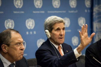 El secretario de Estado de EU, John Kerry (c), y su par ruso, Serguéi Lavrov, después de la reunión del Consejo de Seguridad