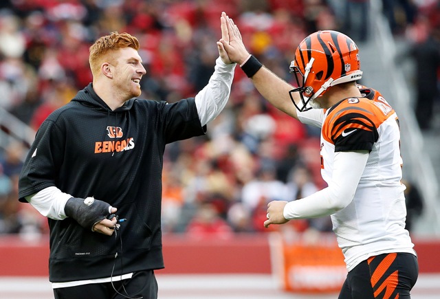 Andy Dalton (izquierda) y AJ McCarron (derecha) celebran el triunfo de Cincinnati 