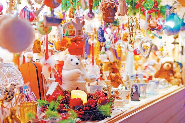 Existen artículos de tradición nacional como esferas de Navidad de cristal y artesanales.