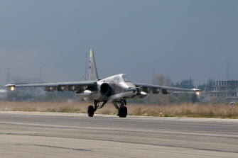 Un bombardero ruso Sukhoi Su-24 aterriza en la base militar rusa de Hmeimim, en la provincia de Latakia