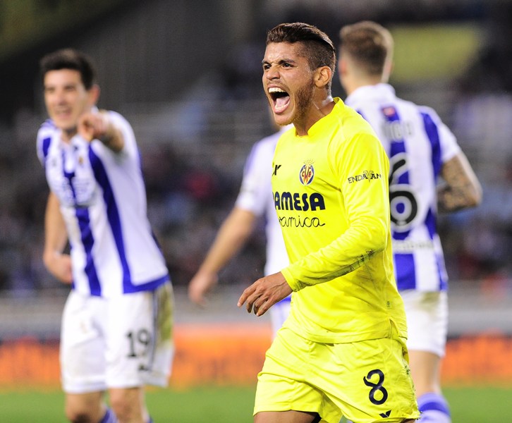 Jonathan dos Santos reclama al árbitro durante el partido contra la Real Sociedad 