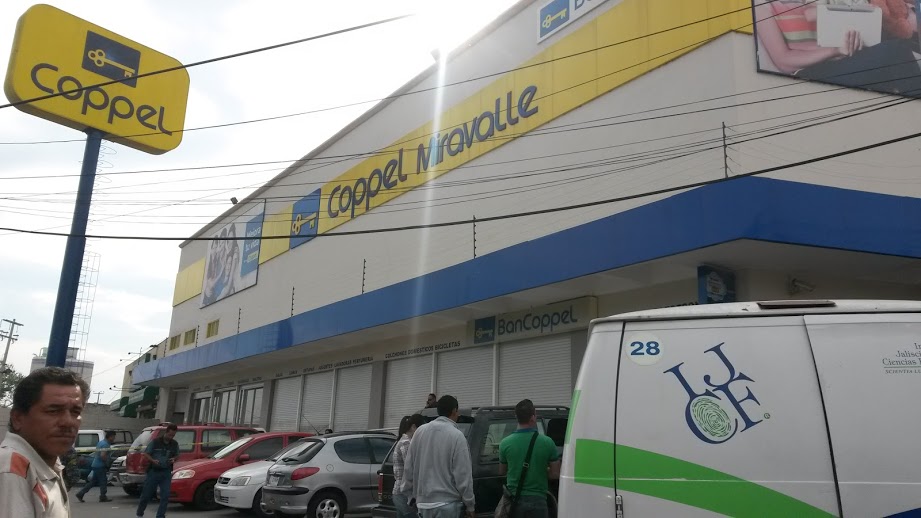 Otro de los ladrones logró escapar. La policía aseguró una pistola, se desconoce el calibre. 