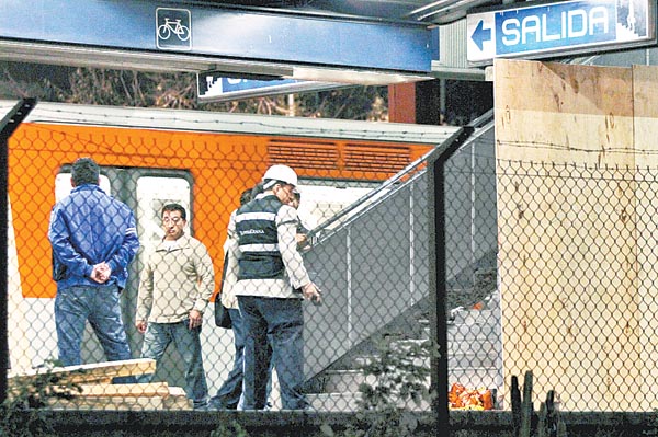 Los trabajos para reconstruir la escalera comenzaron desde ayer.