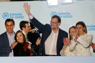 Mariano Rajoy (3d) saluda junto a su mujer, Elvira Fernandez (d), la vicepresidenta Soraya Saenz de Santamaria (2i), y altos cargos del PP