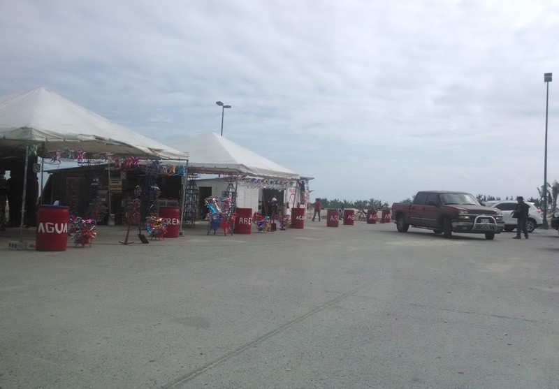 En playa Miramar se ubican los puestos de venta de pirotecnia.