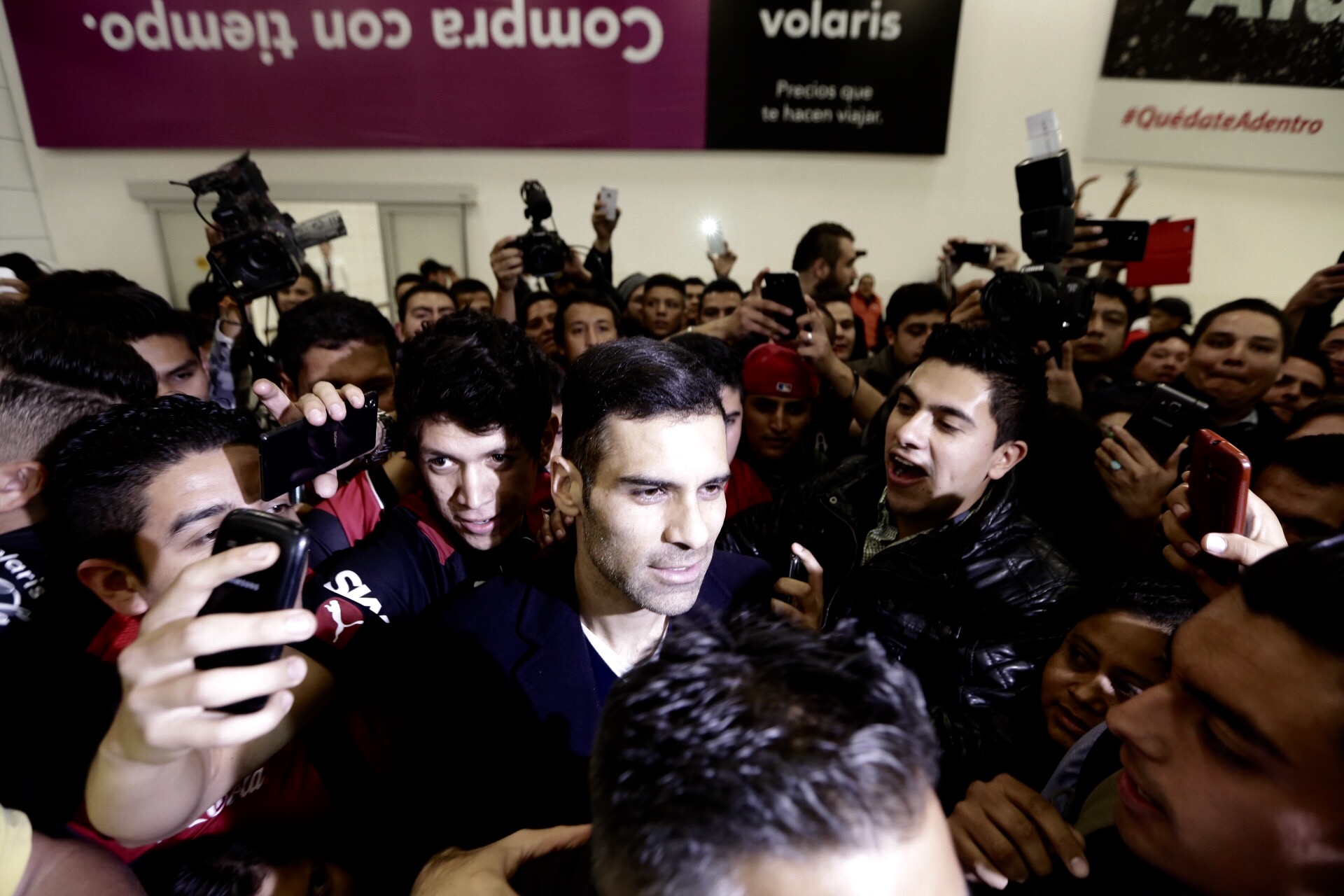Rafael Márquez desató la locura de los 200 aficionados rojinegros