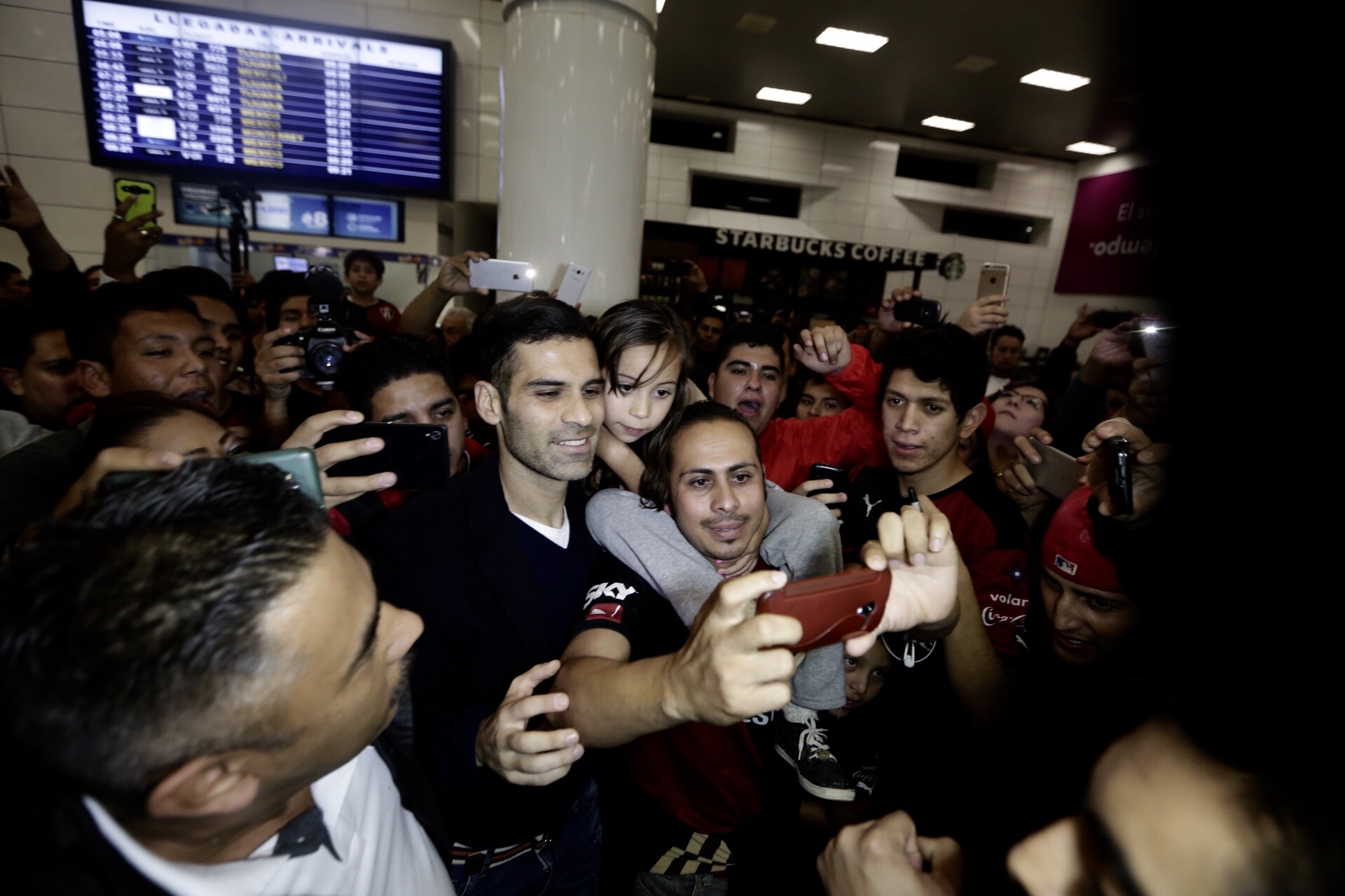 Rafael Márquez desató la locura de los 200 aficionados rojinegros