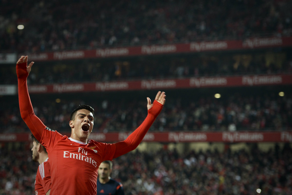 Raúl Jiménez celebra gol con el Benfica ante el Rio Ave
