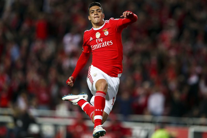 Raúl Jiménez celebra el tercer gol que consiguió 
