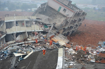 Rescatistas chinos buscan a sobrevivientes después de que el deslave golpeara a un parque industrial en Shenzhen, provincia de Guangdong