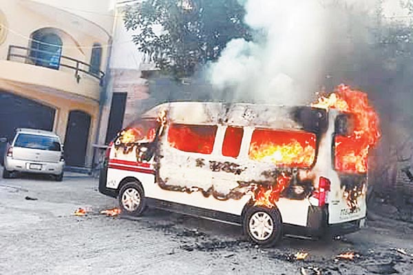 Una de las Urvan que fue localizada aún en llamas por la policía municipal.
