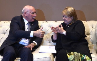 Los cancilleres de Paraguay, Eladio Loizaga (i) y Argentina, Susana Malcorra, durante un encuentro hoy en Asunción