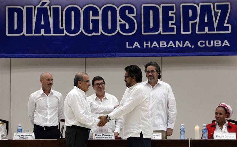 Delegaciones del gobierno y la guerrilla tras firmar un acuerdo el pasado martes sobre las víctimas del conflicto
