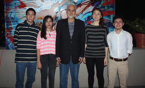 El artista y su equipo de colaboradores.