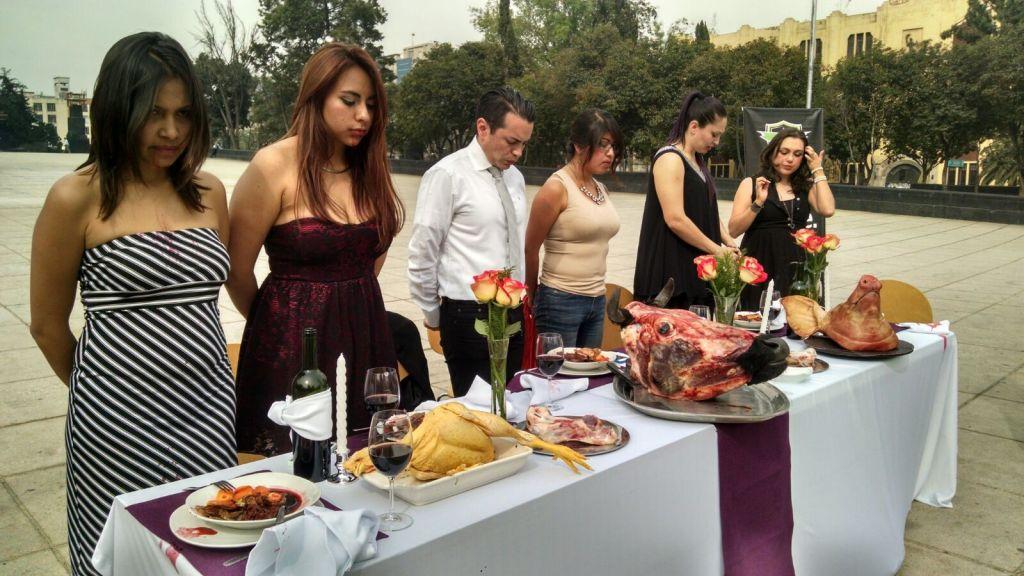 Los integrantes de Animal Heroes montaron una mesa con platillos preparados con carne. 