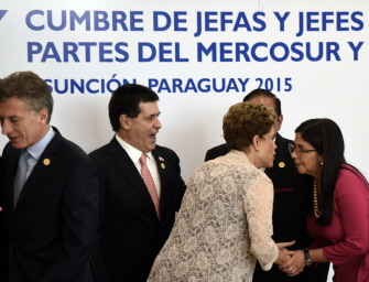 Mauricio Macri (i), Horacio Cartes (2i), Dilma Rousseff (c) y la canciller venezolana, Delcy Rodríguez, en la cumbre del Mercosur