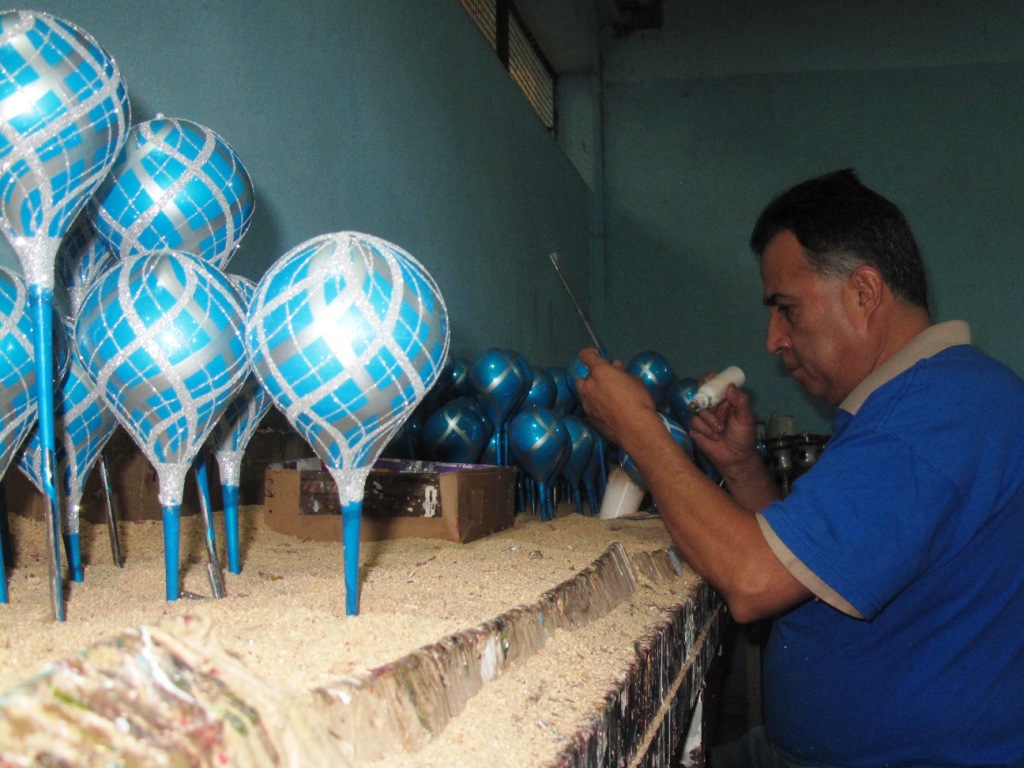 Chignahuapan cuenta con más de 200 establecimientos en los que se venden las miles de esferas que se producen cada año.