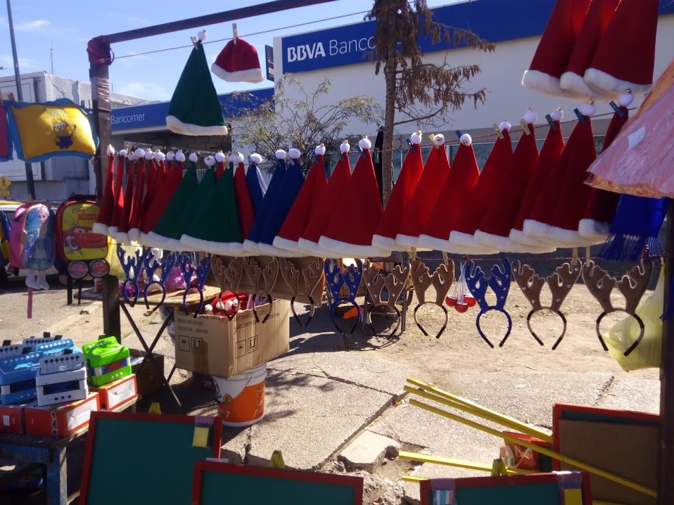 Hacen más de dos mil gorros para vender cada Navidad.
