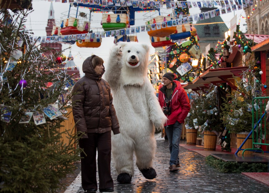 Un hombre camina disfrazado de oso polar en un bazar navideño de la Plaza Roja de Moscú, Rusia. 