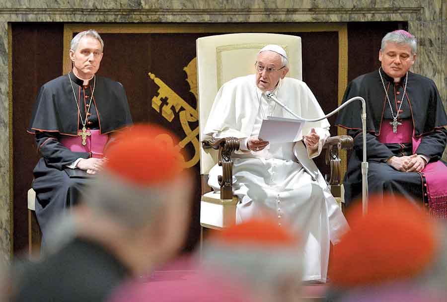 Jorge Mario Bergoglio leyó su discurso a cardenales y obispos en la Sala Clementina del Palacio Apostólico. 