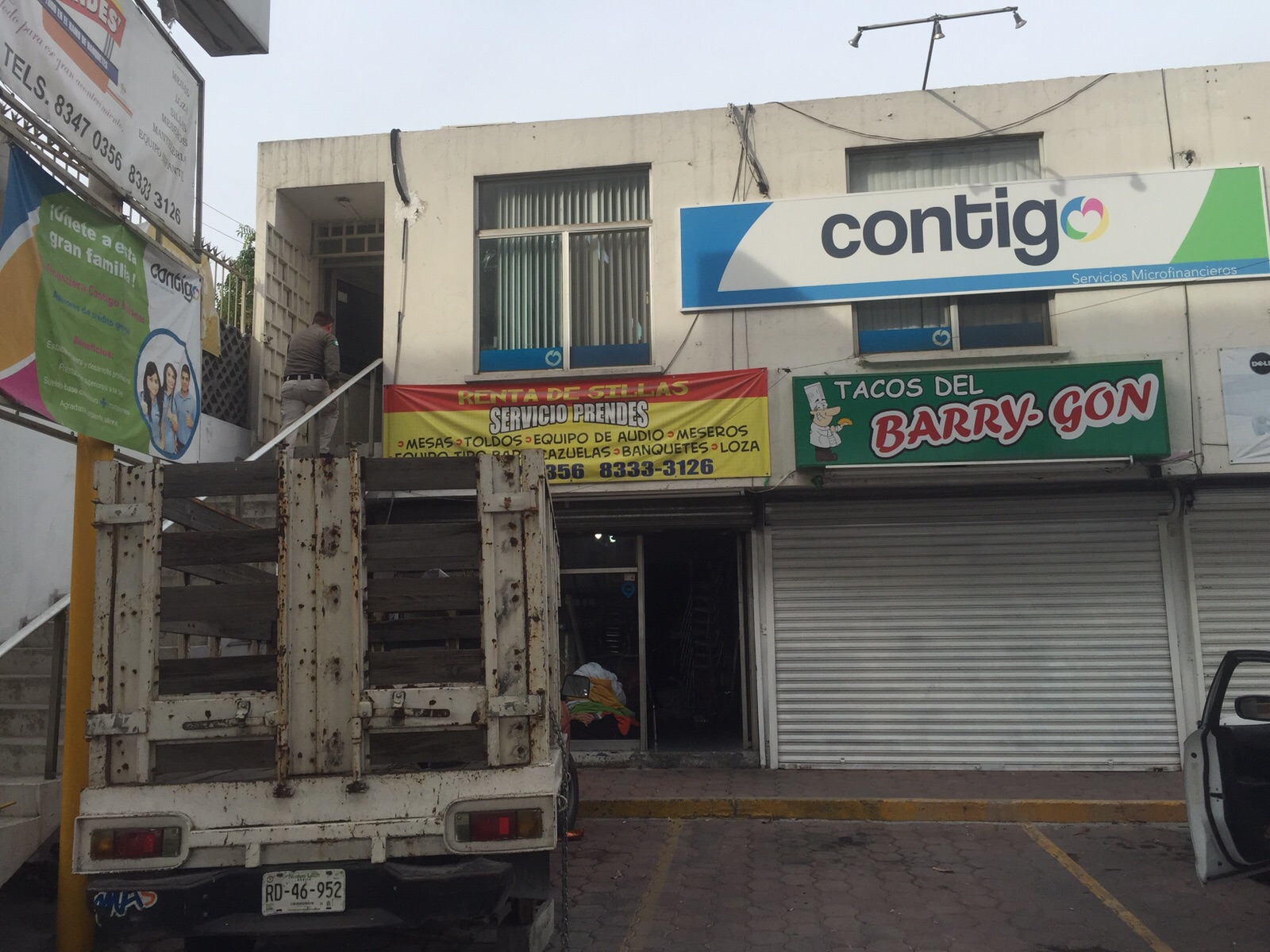 Los ladrones sometieron a empleados y clientes. 